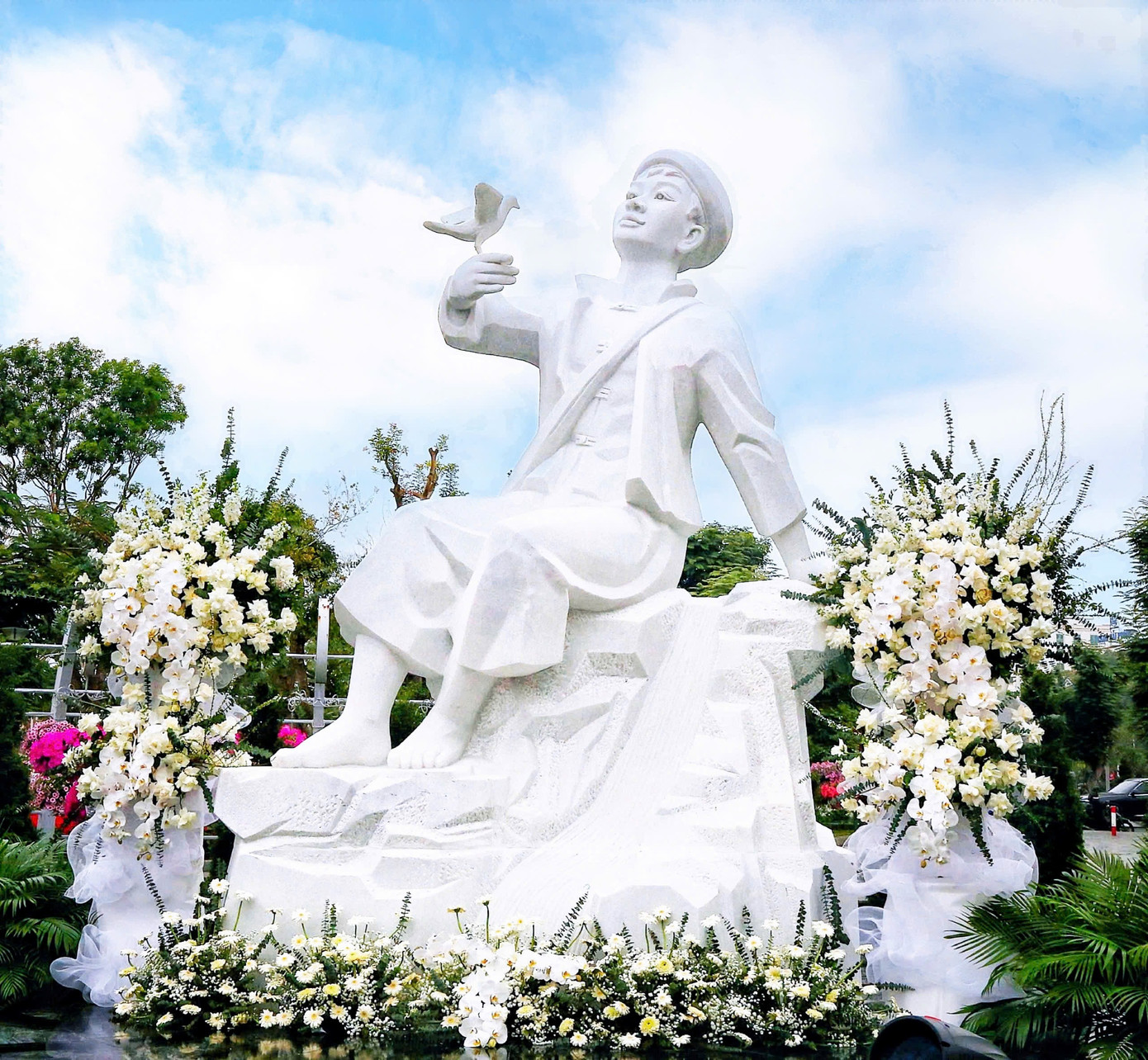 Tượng đài Kim Đồng tại vườn hoa Kim Đồng, thuộc Dải vườn hoa trung tâm TP Hải Phòng. Tượng đài Kim Đồng tại vườn hoa Kim Đồng, thuộc Dải vườn hoa trung tâm TP Hải Phòng.