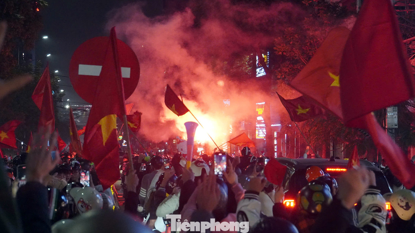 Cổ động viên đi bão, đốt pháo sáng ăn mừng trên phố trung tâm TP Hải Phòng đêm 5/1. Cổ động viên đi bão, đốt pháo sáng ăn mừng trên phố trung tâm TP Hải Phòng đêm 5/1.