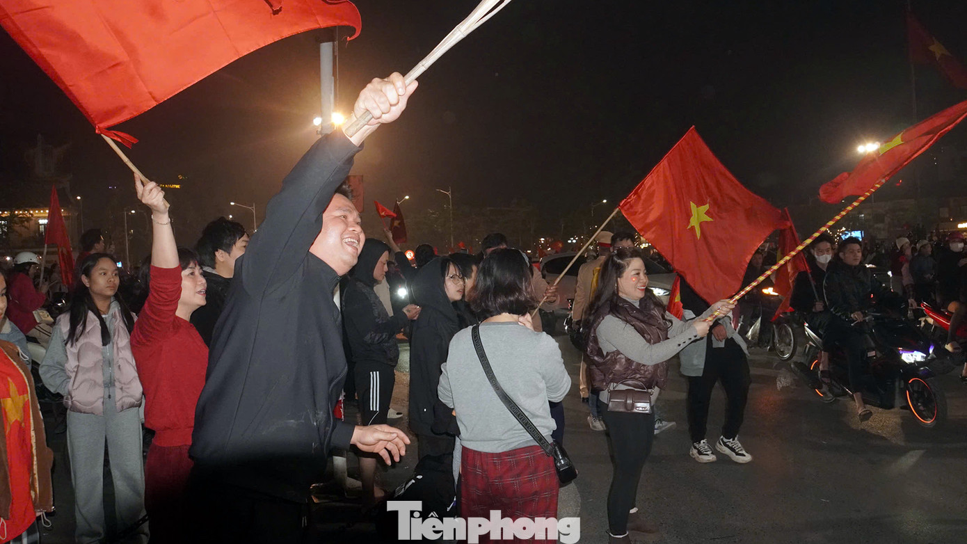 Người già, trẻ nhỏ đứng trước cửa nhà, vỉa hè, hò reo cổ vũ theo các đoàn cổ động viên "đi bão".