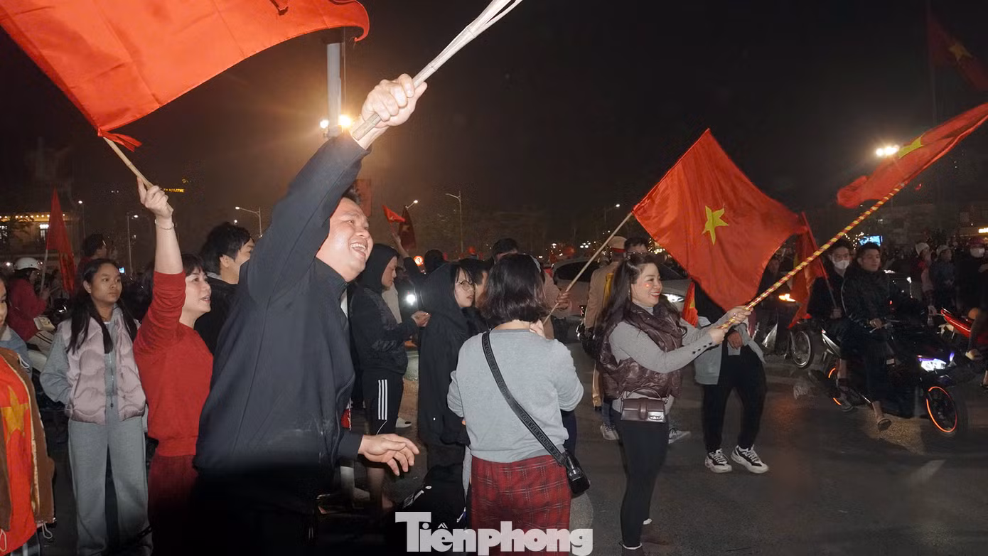 Người già, trẻ nhỏ đứng trước cửa nhà, vỉa hè, hò reo cổ vũ theo các đoàn cổ động viên "đi bão".