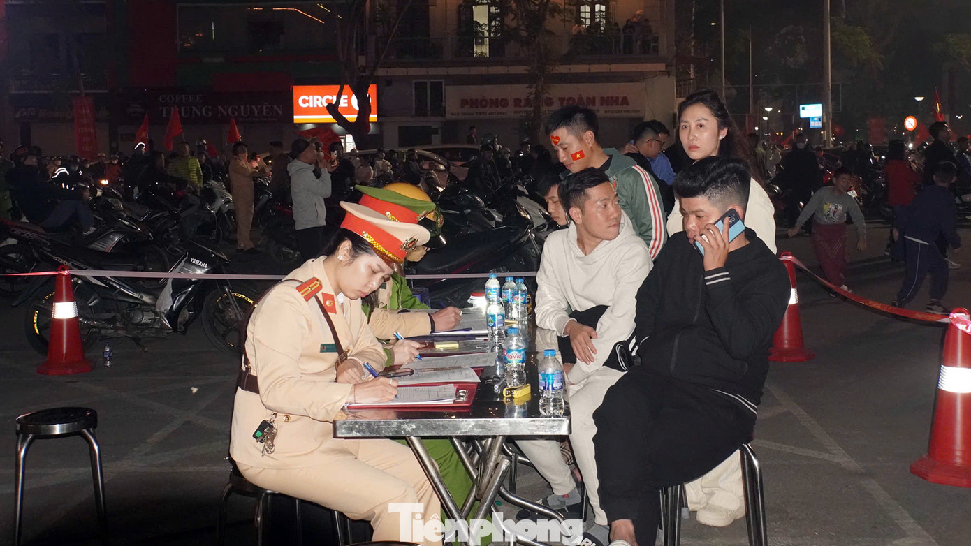 Cảnh sát đã dừng nhiều phương tiện, xử phạt hàng loạt tài xế vi phạm các lỗi: Không đội mũ bảo hiểm, nồng độ cồn, chở quá số người... đồng thời, tiếp tục ngăn chặn, xử lý các hành vi vi phạm khác...
