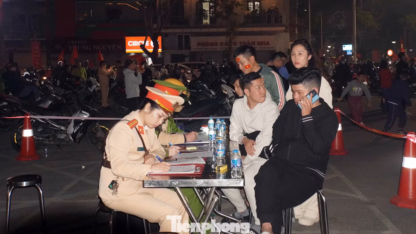 Cảnh sát đã dừng nhiều phương tiện, xử phạt hàng loạt tài xế vi phạm các lỗi: Không đội mũ bảo hiểm, nồng độ cồn, chở quá số người... đồng thời, tiếp tục ngăn chặn, xử lý các hành vi vi phạm khác...