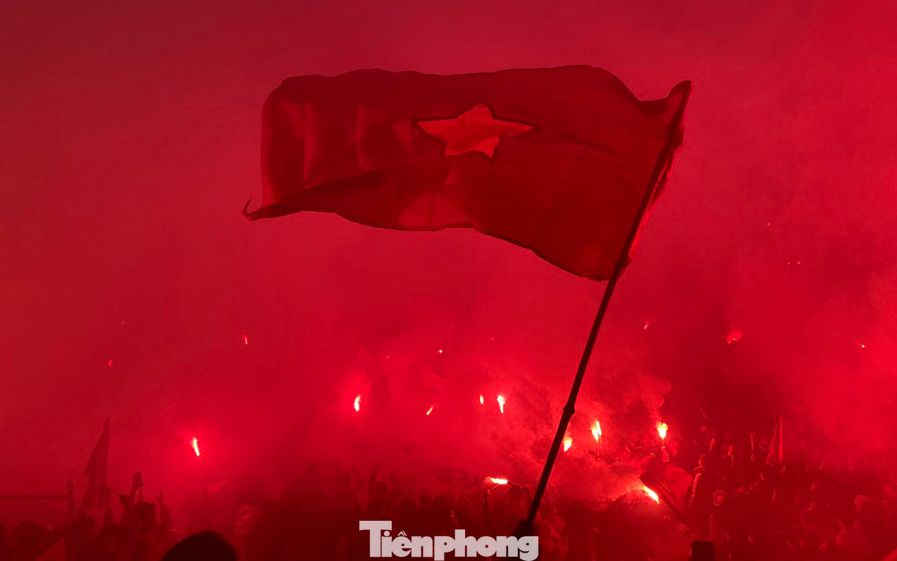 Khu vực sân vận động Lạch Tray đỏ rực pháo sáng.