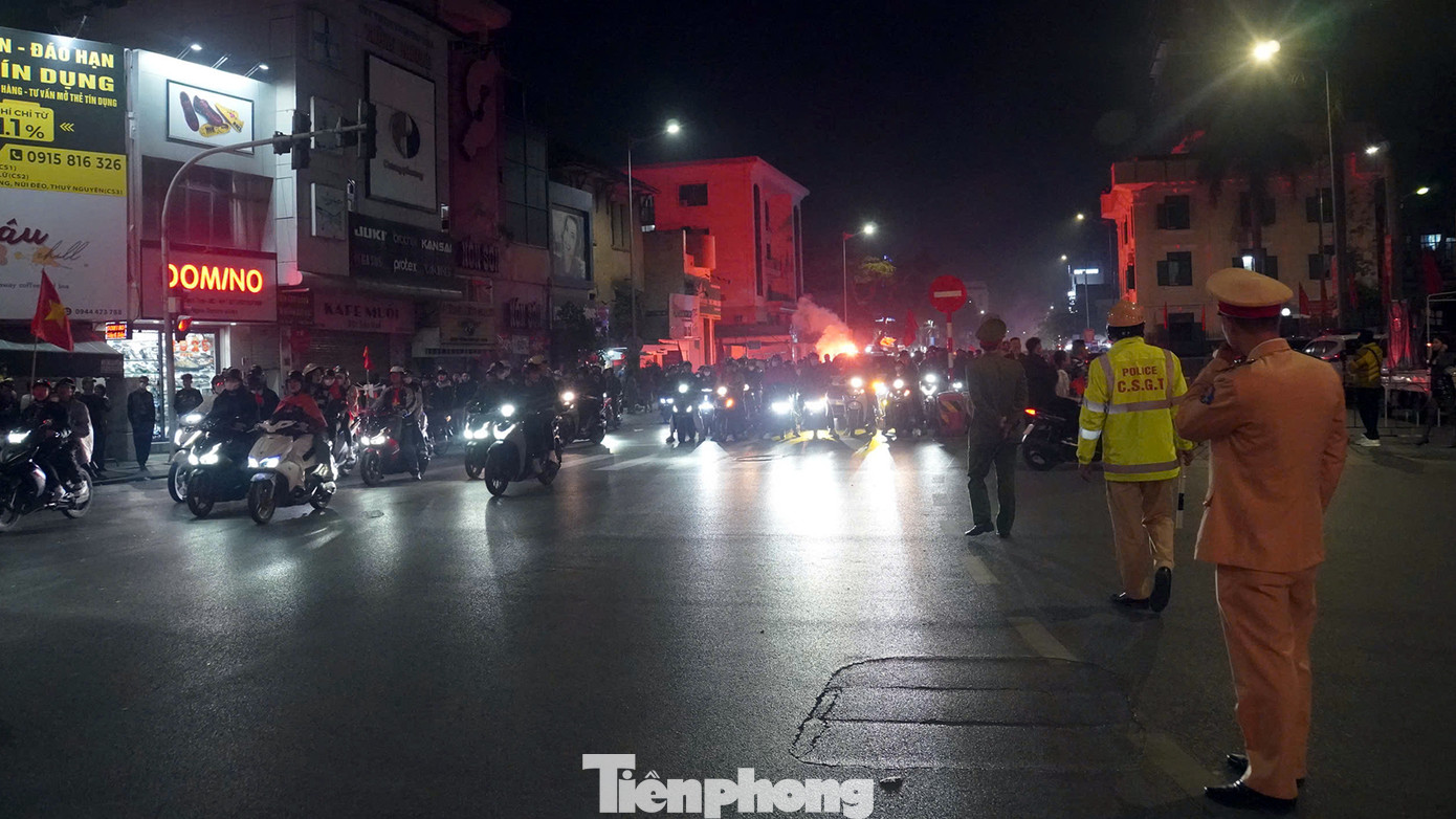 Để đảm bảo trật tự, an toàn giao thông, Công an TP Hải Phòng huy động hàng nghìn chiến sĩ các đơn vị nghiệp vụ chốt hầu hết các tuyến phố, trục đường xuyên tâm phân luồng giao thông, ngăn chặn các hành vi đua xe trái phép, cổ vũ quá khích, gây rối trật tự.