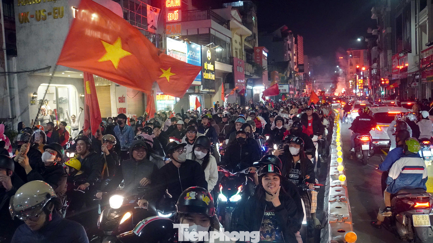 Cổ động viên từ người già đến trẻ nhỏ mang theo cờ, kèn trống, dán băng rôn... ra phố hò reo ăn mừng khiến hầu hết các tuyến đường trung tâm Hải Phòng kẹt cứng, giao thông tê liệt.