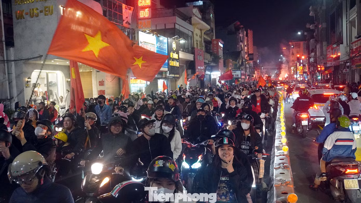 Cổ động viên từ người già đến trẻ nhỏ mang theo cờ, kèn trống, dán băng rôn... ra phố hò reo ăn mừng khiến hầu hết các tuyến đường trung tâm Hải Phòng kẹt cứng, giao thông tê liệt.