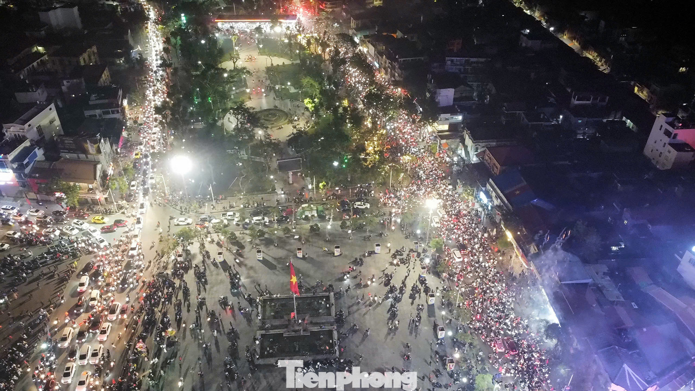 Đêm 5/1, sau chiến thắng của đội tuyển bóng đá Việt Nam trong trận chung kết lượt về, hàng vạn người dân TP Hải Phòng đổ ra đường "đi bão" ăn mừng.