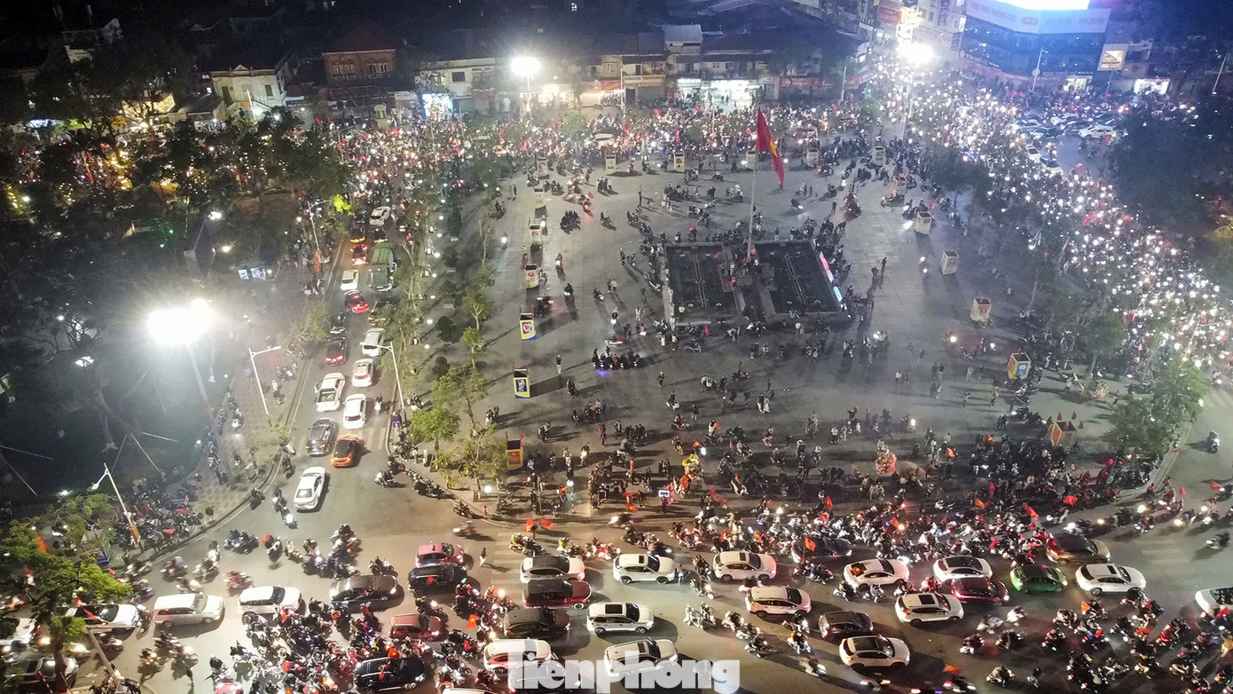 Ghi nhận của PV Tiền Phong, dọc các trục đường xuyên tâm: Lạch Tray - Cầu Đất - Tô Hiệu; Mê Linh - Hồ Sen - Võ Nguyên Giáp; Trần Phú - Quang Trung... hướng về trung tâm nhà hát thành phố, biển người đi bão ăn mừng chiến thắng.