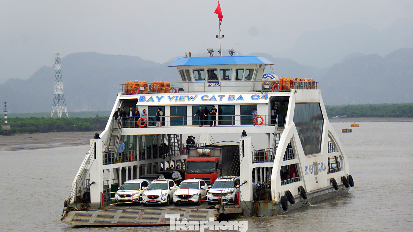 Dịp nghỉ lễ này, Bến phà Đồng Bài - Cái Viềng đã vận chuyển khoảng 3.700 lượt ô tô các loại và hơn 3.300 xe máy và gần 21.000 khách đi bộ ra đảo Cát Bà.