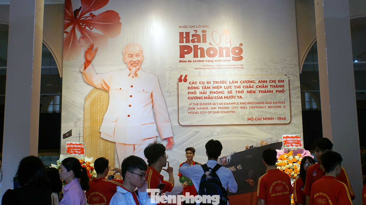 Cùng với các đại biểu Trung ương và thành phố, hàng trăm bạn trẻ là sinh viên, học sinh háo hức tới Bảo tàng Hải Phòng tham quan không gian trưng bày.