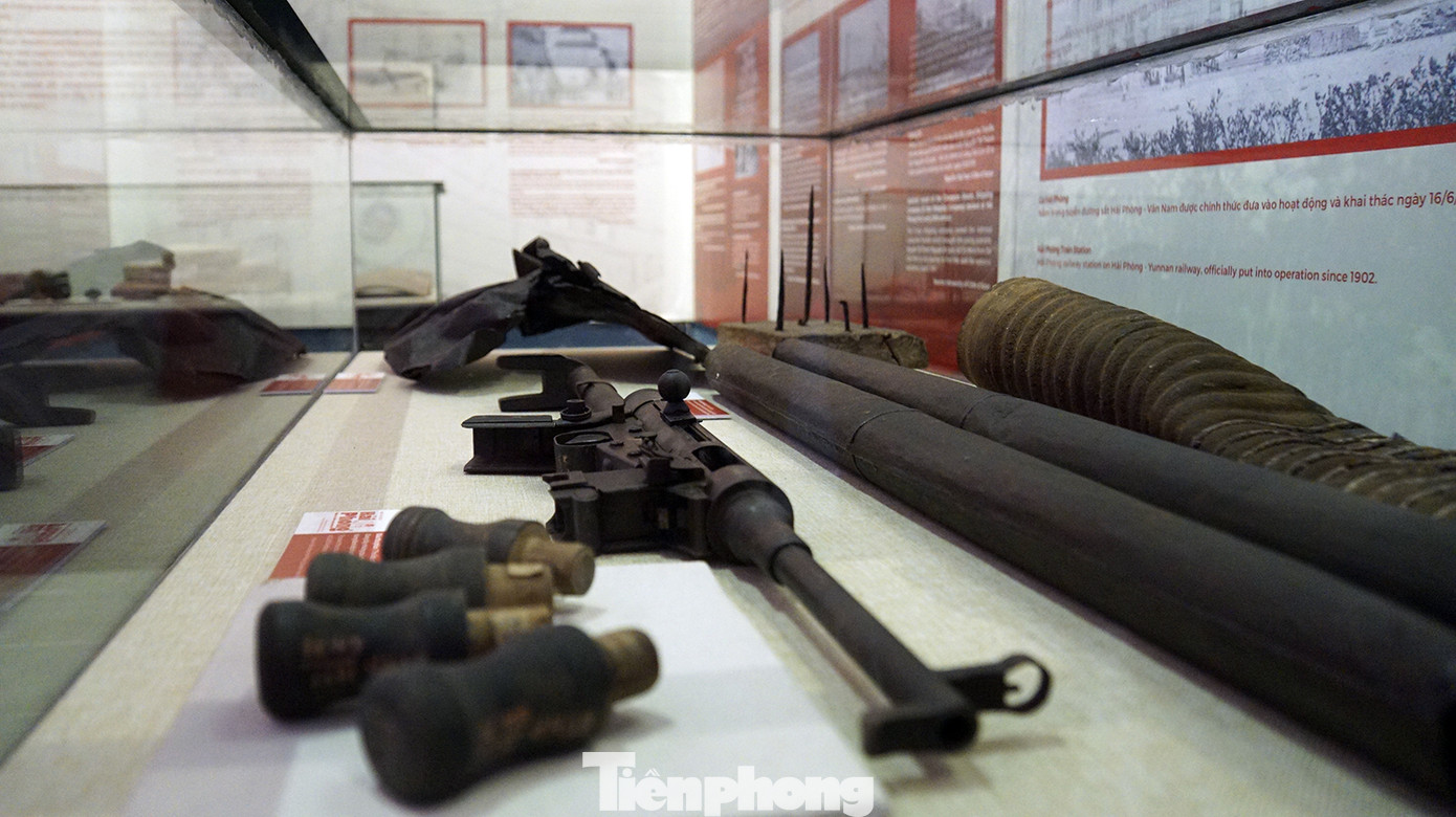 Nhiều loại vũ khí, súng, lựu đạn, bẫy chông mà quân và dân Hải Phòng từng sử dụng để chiến đấu, chống giặc ngoại xâm qua các thời kỳ được trưng bày để nhân dân và du khách tham quan.