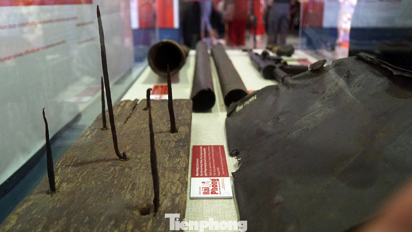 Nhiều loại vũ khí, súng, lựu đạn, bẫy chông mà quân và dân Hải Phòng từng sử dụng để chiến đấu, chống giặc ngoại xâm qua các thời kỳ được trưng bày để nhân dân và du khách tham quan.