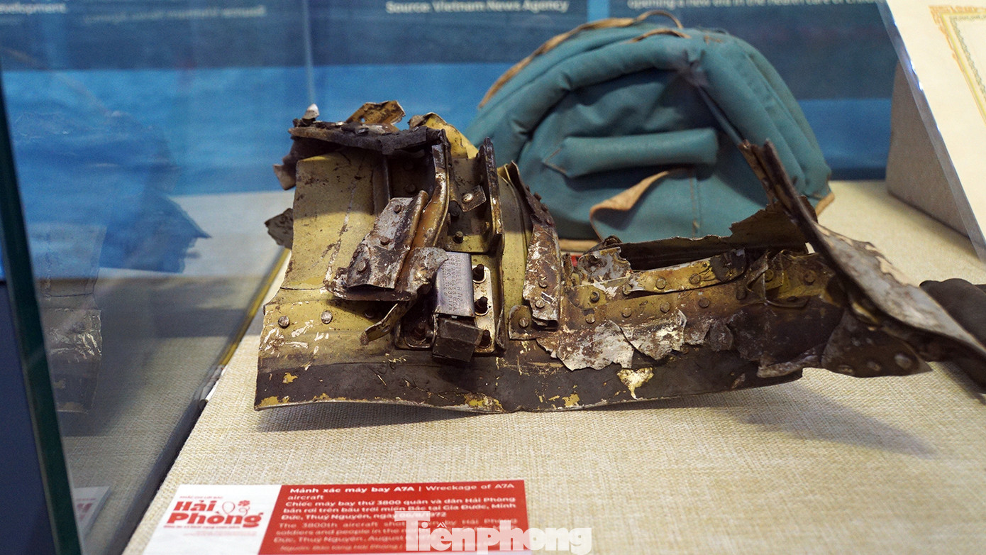 Mảnh xác máy bay A7A (ảnh trái), chiếc máy bay thứ 3.800 quân và dân Hải Phòng bắn rơi trên bầu trời miền Bắc tại huyện Thủy Nguyên năm 1972 và mảnh xác máy bay Mỹ A4D2N mà quân và dân Hải Phòng bắn rơi tại huyện Kiến Thụy năm 1967.