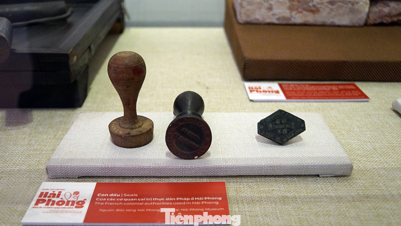 Bên cạnh các gian trưng bày tư liệu, hình ảnh, hiện vật về lịch sử vẻ vang, các bạn trẻ Hải Phòng cũng tỏ ra hào hứng với các khu đô thị mới, các trung tâm kinh tế mới tại thành phố anh hùng.