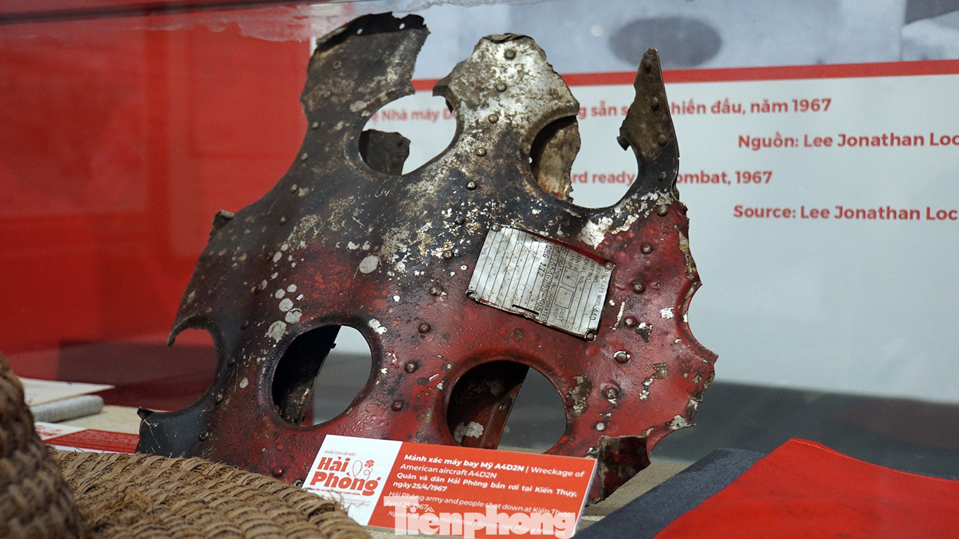 Mảnh xác máy bay A7A (ảnh trái), chiếc máy bay thứ 3.800 quân và dân Hải Phòng bắn rơi trên bầu trời miền Bắc tại huyện Thủy Nguyên năm 1972 và mảnh xác máy bay Mỹ A4D2N mà quân và dân Hải Phòng bắn rơi tại huyện Kiến Thụy năm 1967.
