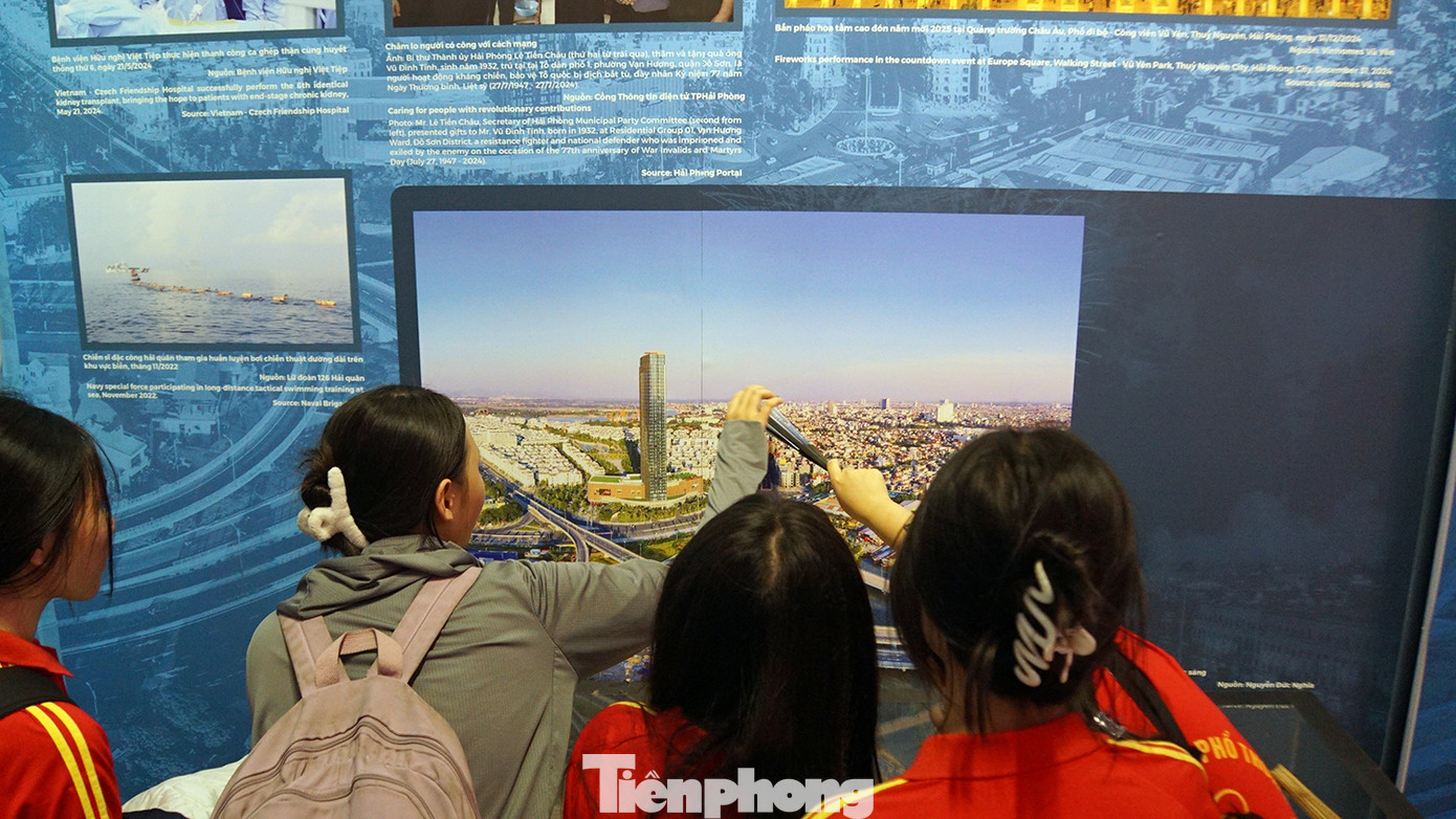 Bên cạnh các gian trưng bày tư liệu, hình ảnh, hiện vật về lịch sử vẻ vang, các bạn trẻ Hải Phòng cũng tỏ ra hào hứng với các khu đô thị mới, các trung tâm kinh tế mới tại thành phố anh hùng.