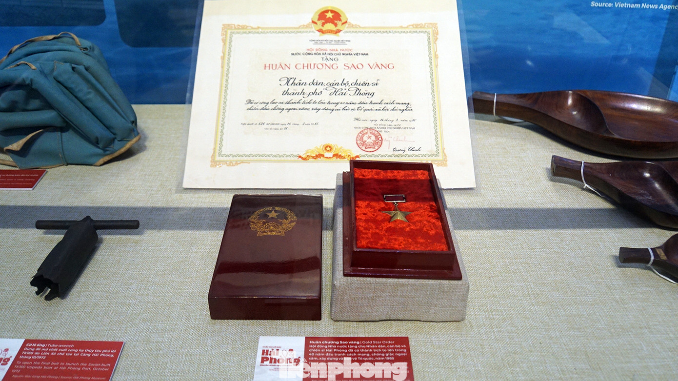 Với gần 400 tài liệu, hình ảnh và hiện vật, trưng bày chuyên đề là một hoạt động tiêu biểu, ý nghĩa, đặc sắc và hấp dẫn trong chuỗi hoạt động phục vụ Lễ kỷ niệm 70 năm Ngày giải phóng Hải Phòng (13/5/1955-13/5/2025) và Lễ hội Hoa Phượng Đỏ 2025. Trong ảnh: Hội đồng Nhà nước tặng Huân chương Sao Vàng cho nhân dân, cán bộ, chiến sĩ TP Hải Phòng đã có thành tích to lớn trong 40 năm đấu tranh cách mạng, chống giặc ngoại xâm, xây dựng và bảo vệ Tổ quốc, năm 1985.