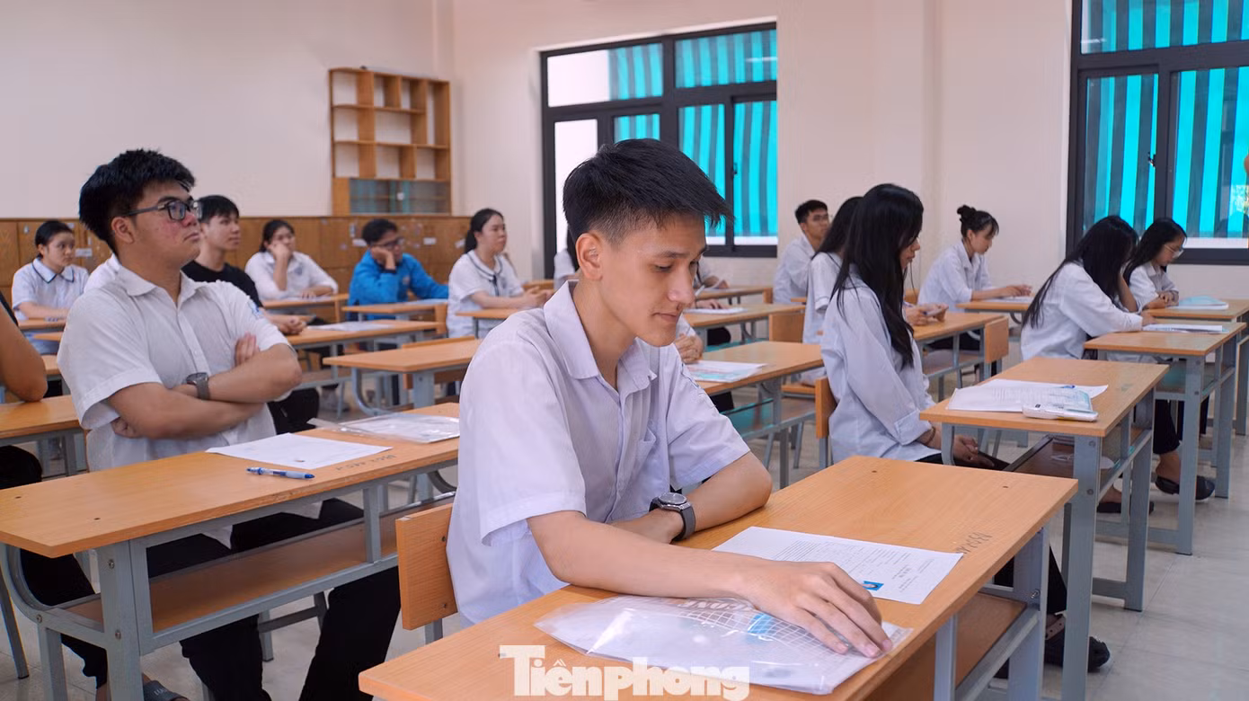 Học sinh tại Hải Phòng nghe giám thị phổ biến quy chế thi tốt nghiệp THPT năm 2025.