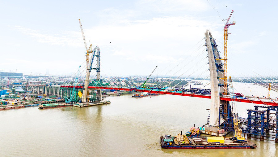 Toàn cảnh cây cầu Hoàng Gia bắc qua sông Cấm.