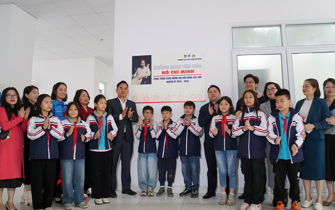 Các đại biểu cùng các em thiếu nhi khánh thành mô hình "Không gian văn hóa Hồ Chí Minh" tại trụ sở Đảng ủy - HĐND phường Lạch Tray. Các đại biểu cùng các em thiếu nhi khánh thành mô hình "Không gian văn hóa Hồ Chí Minh" tại trụ sở Đảng ủy - HĐND phường Lạch Tray.