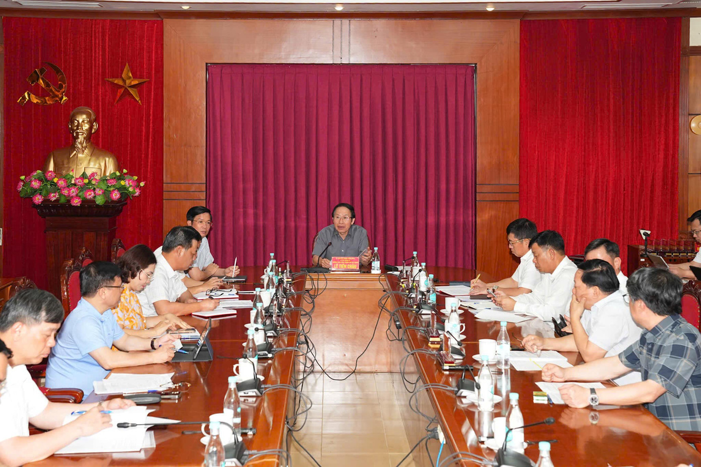 Ông Lê Tiến Châu - Bí thư Thành ủy Hải Phòng - chủ trì buổi họp với các sở ngành, địa phương ngày 3/6.