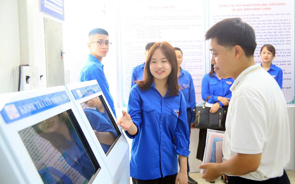 Các bạn trẻ Hải Phòng hỗ trợ người dân xếp số, hướng dẫn quy trình tiếp nhận và giải quyết các thủ tục hành chính.