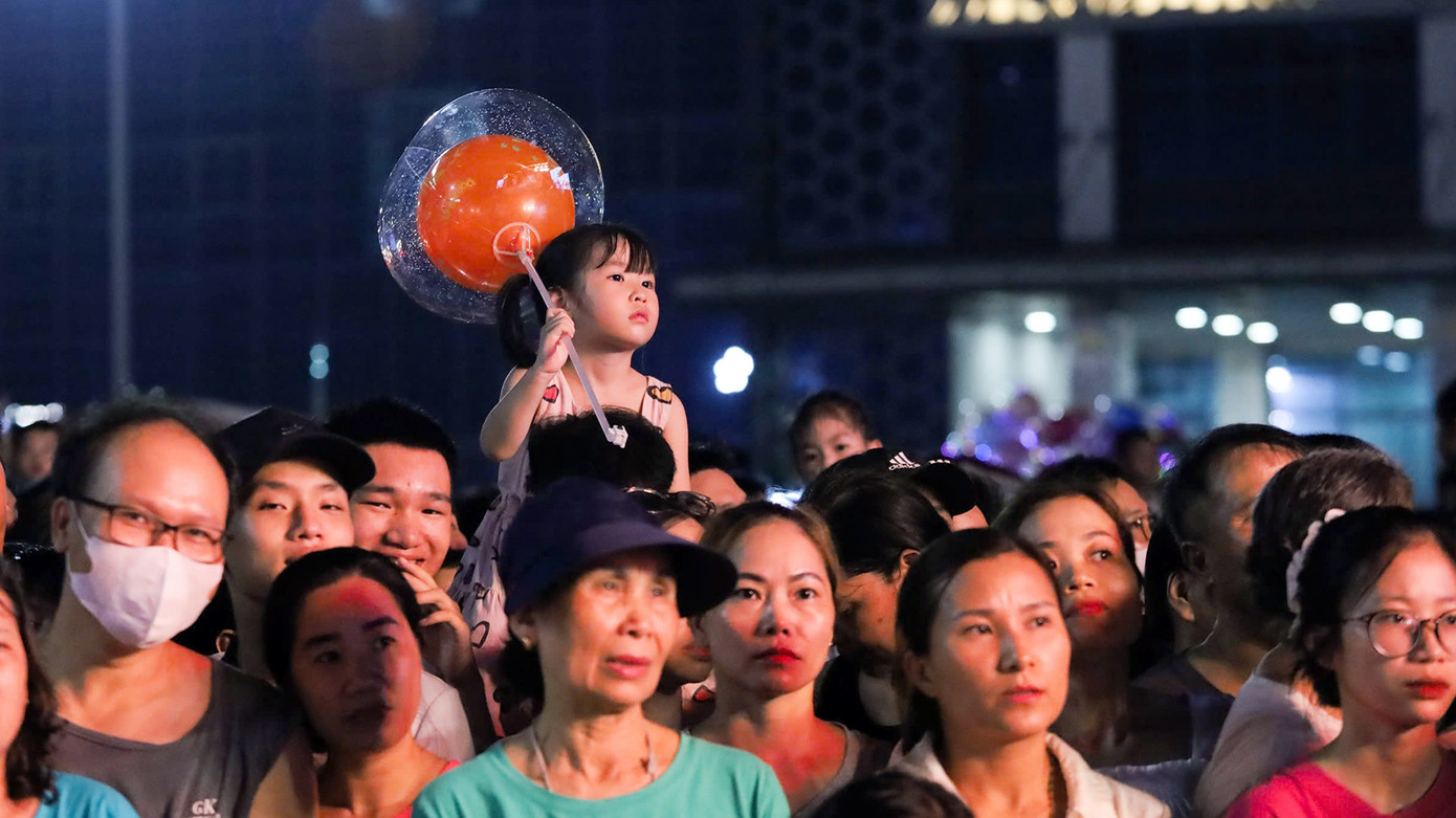 Hàng vạn người dân Hải Dương xem biểu diễn nghệ thuật trước Quảng trường Trung tâm Văn hóa Xứ Đông, TP Hải Dương.