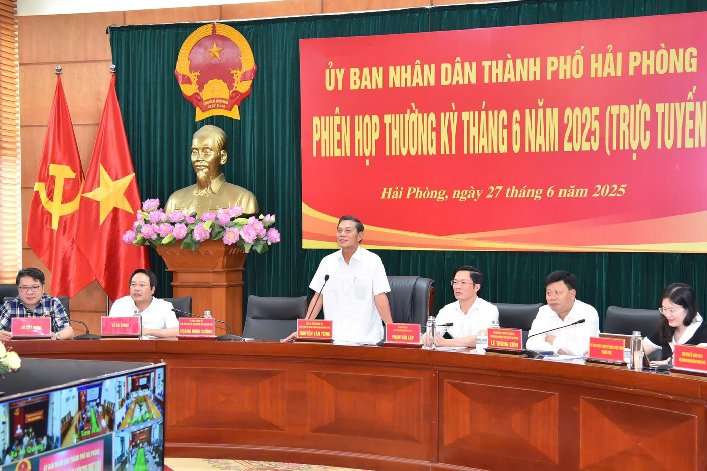 Ông Nguyễn Văn Tùng - Chủ tịch UBND thành phố Hải Phòng chủ trì phiên họp 6 tháng đầu năm 2025.