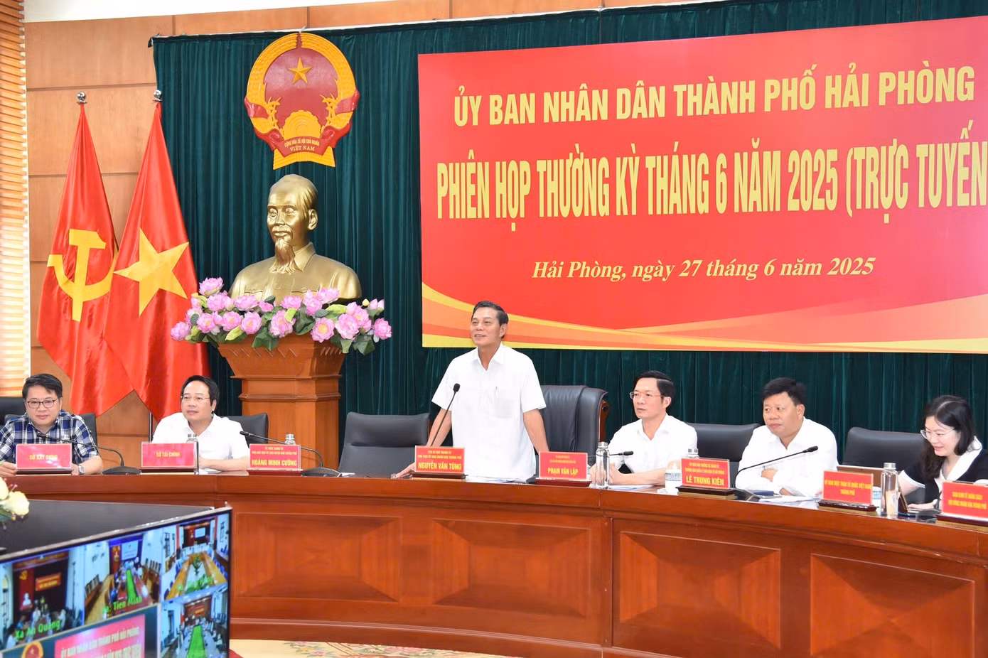 Ông Nguyễn Văn Tùng - Chủ tịch UBND thành phố Hải Phòng chủ trì phiên họp 6 tháng đầu năm 2025.