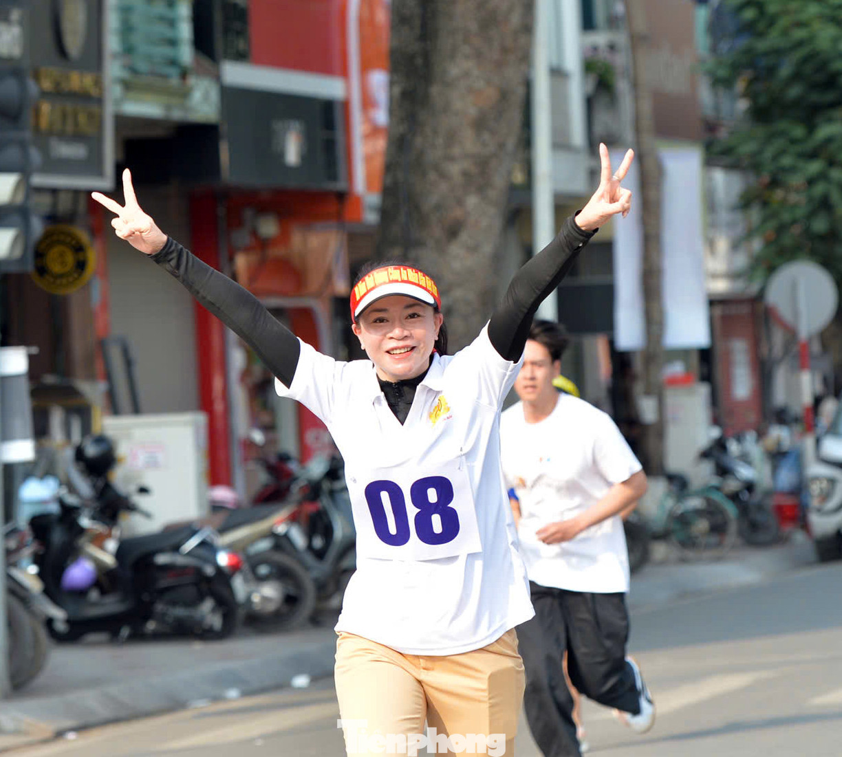 Nữ cán bộ CSGT và người dân tích cực hưởng ứng ngày chạy tại quảng trường nhà hát Hải Phòng.