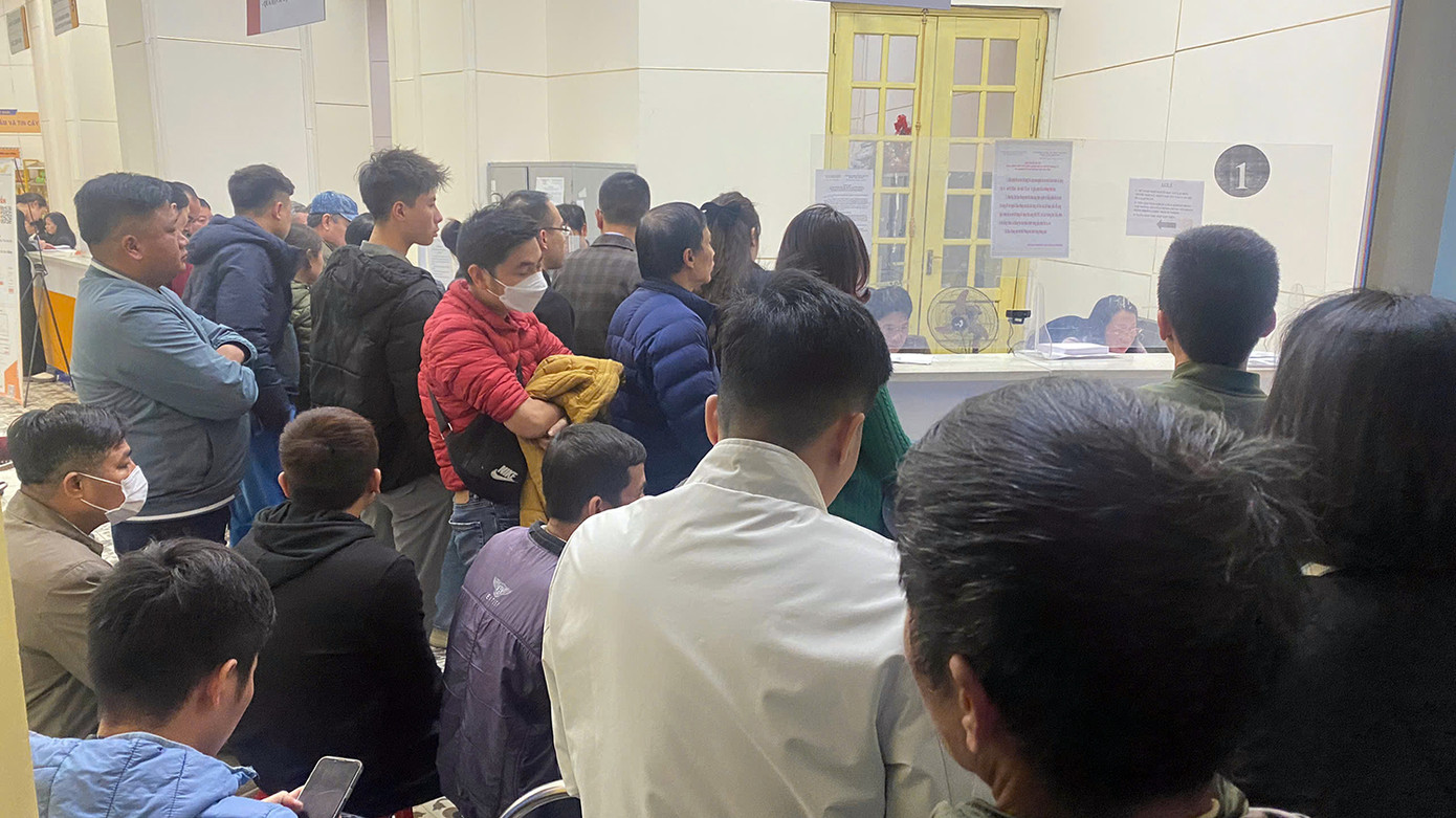 Sau giờ hành chính, hàng chục người chen nhau xếp hàng đăng ký cấp đổi GPLX tại Bưu điện TP Hải Phòng.