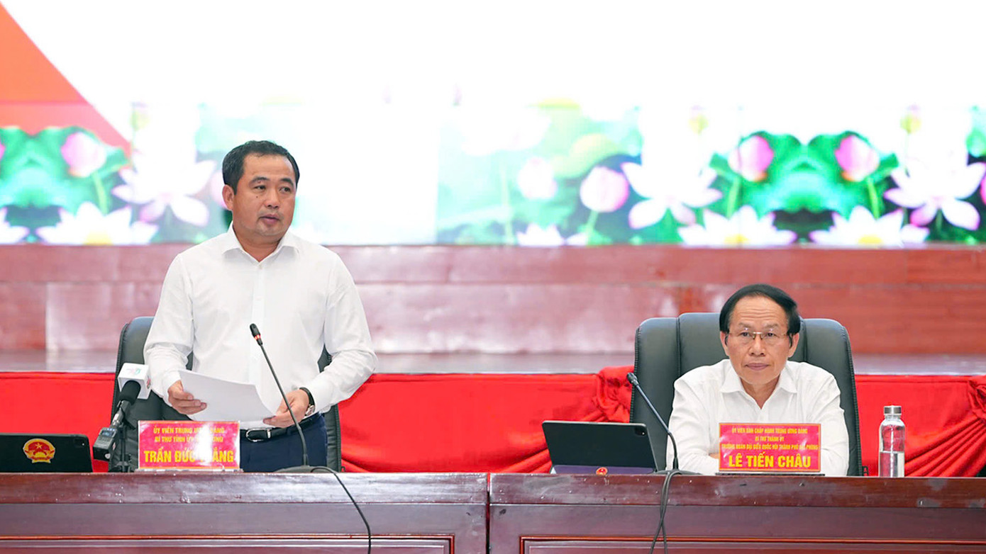 Ông Lê Tiến Châu - Bí thư Thành ủy Hải Phòng và ông Trần Đức Thắng - Bí thư Tỉnh ủy Hải Dương chủ trì buổi làm việc giữa hai Ban Thường vụ. Ông Lê Tiến Châu - Bí thư Thành ủy Hải Phòng và ông Trần Đức Thắng - Bí thư Tỉnh ủy Hải Dương chủ trì buổi làm việc giữa hai Ban Thường vụ.