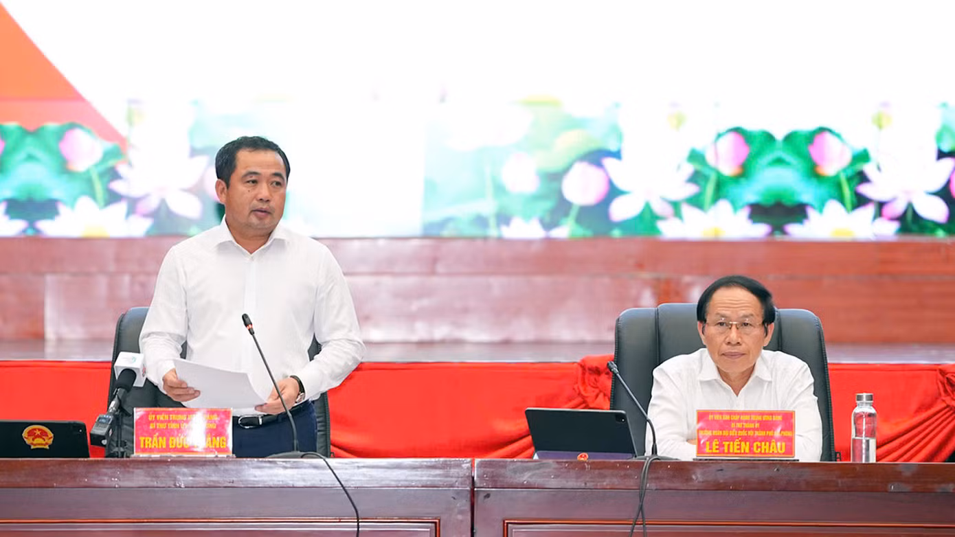 Ông Lê Tiến Châu - Bí thư Thành ủy Hải Phòng và ông Trần Đức Thắng - Bí thư Tỉnh ủy Hải Dương chủ trì buổi làm việc giữa hai Ban Thường vụ. Ông Lê Tiến Châu - Bí thư Thành ủy Hải Phòng và ông Trần Đức Thắng - Bí thư Tỉnh ủy Hải Dương chủ trì buổi làm việc giữa hai Ban Thường vụ.