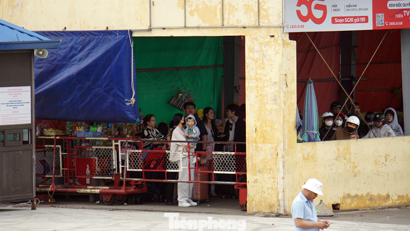 Ghi nhận của PV Tiền Phong trưa 7/4, thời tiết tại Cát Bà ấm, có gió nhẹ. Khu vực bến phà Cái Viềng - Đồng Bài (huyện Cát Hải, TP Hải Phòng) luôn chật kín khách xếp hàng chờ lên phà để trở về đất liền sau chuyến du lịch ngắn ngày. Trong ảnh: ô tô xếp hàng dài mua vé và người đi xe máy chờ tới lượt lên phà.