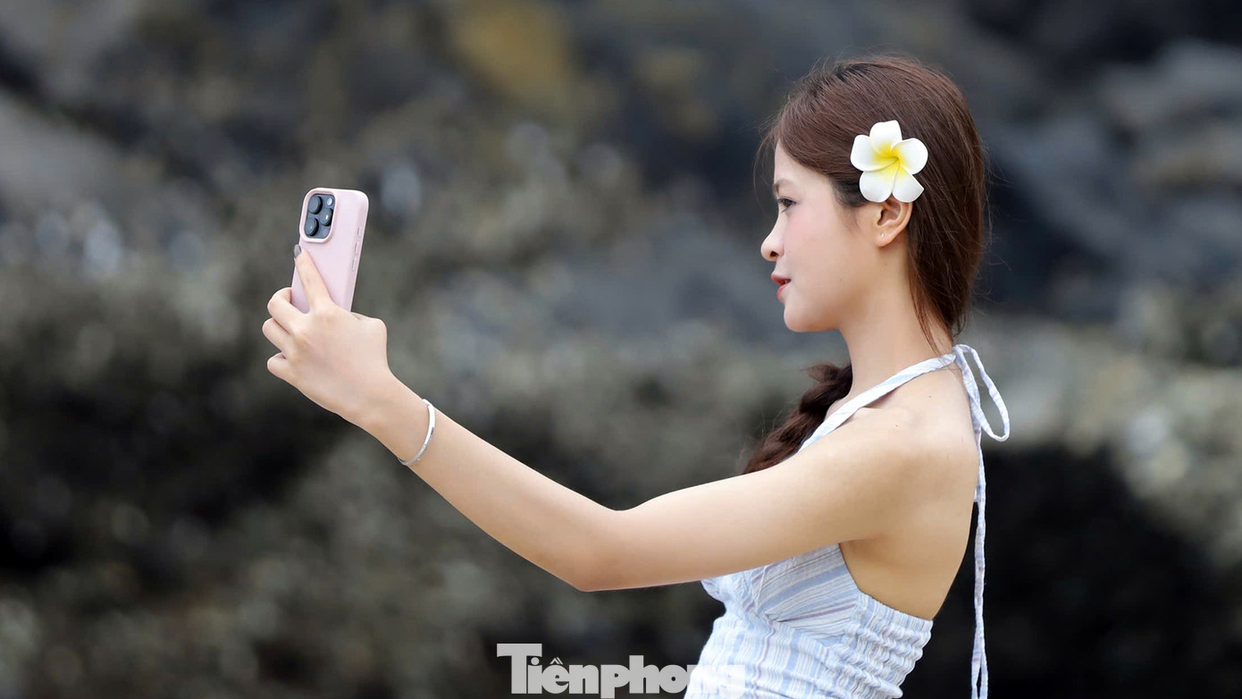 Huyền (22 tuổi, quê Nghệ An, ở Hà Nội) chia sẻ, trong chuyến du lịch em cùng nhóm bạn dậy từ 5h để trang điểm, chuẩn bị nhiều váy mang theo ra bãi tắm Cát Cò chụp ảnh. Khu vực này buổi sáng nước biển rút, để lại bãi đá rộng với nhiều góc hình rất đẹp.