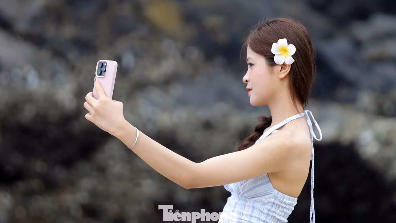 Huyền (22 tuổi, quê Nghệ An, ở Hà Nội) chia sẻ, trong chuyến du lịch em cùng nhóm bạn dậy từ 5h để trang điểm, chuẩn bị nhiều váy mang theo ra bãi tắm Cát Cò chụp ảnh. Khu vực này buổi sáng nước biển rút, để lại bãi đá rộng với nhiều góc hình rất đẹp.