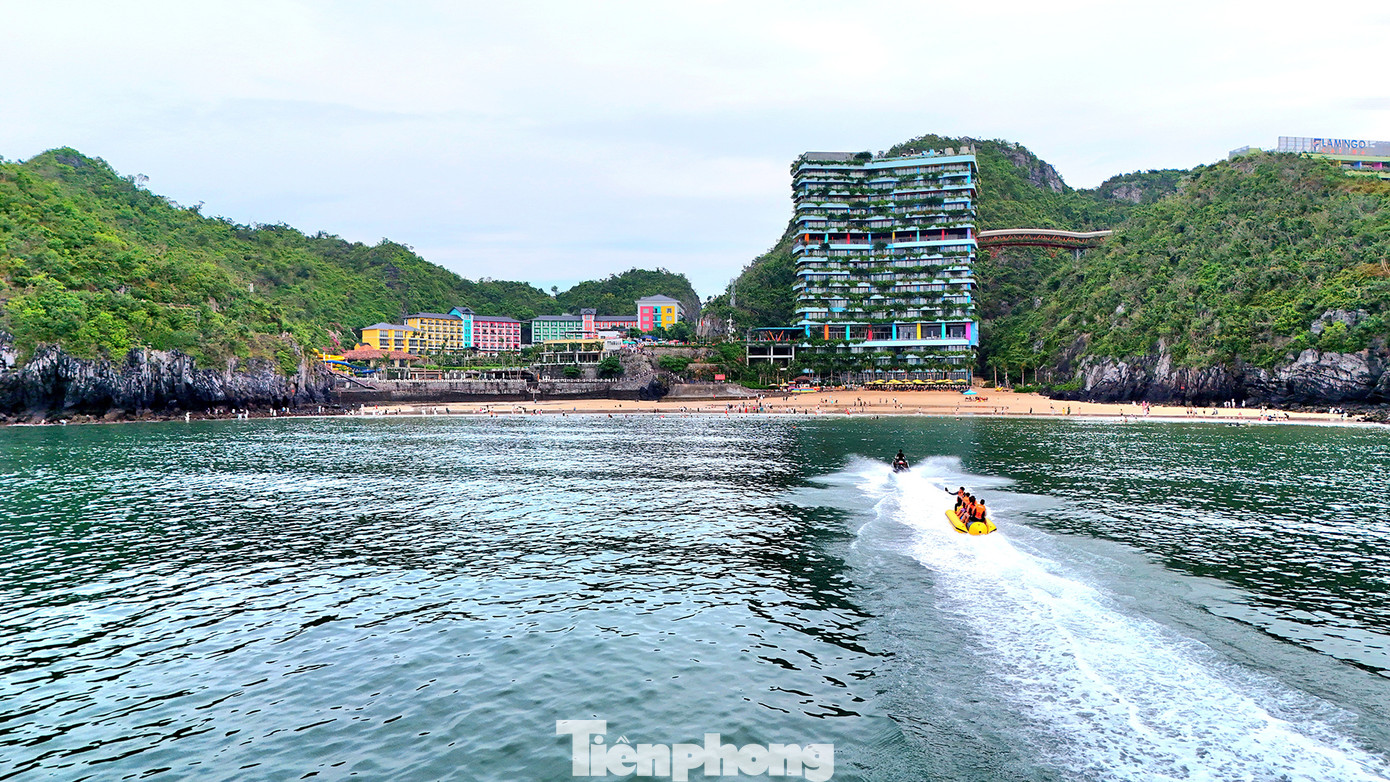 UBND huyện Cát Hải cho biết, từ đầu năm 2025 đến nay, địa phương tiếp đón hơn 151.000 lượt khách tham quan, hơn 207.500 lượt khách ngủ đêm trên vịnh thuộc Quần đảo Cát Bà. Tổng doanh thu ước đạt hơn 106,2 tỷ đồng, tăng 43% so với cùng kỳ 2024. Trong đó, 3 bãi tắm Cát Cò và vịnh Lan Hạ là những điểm du lịch ưa thích, thu hút du khách.