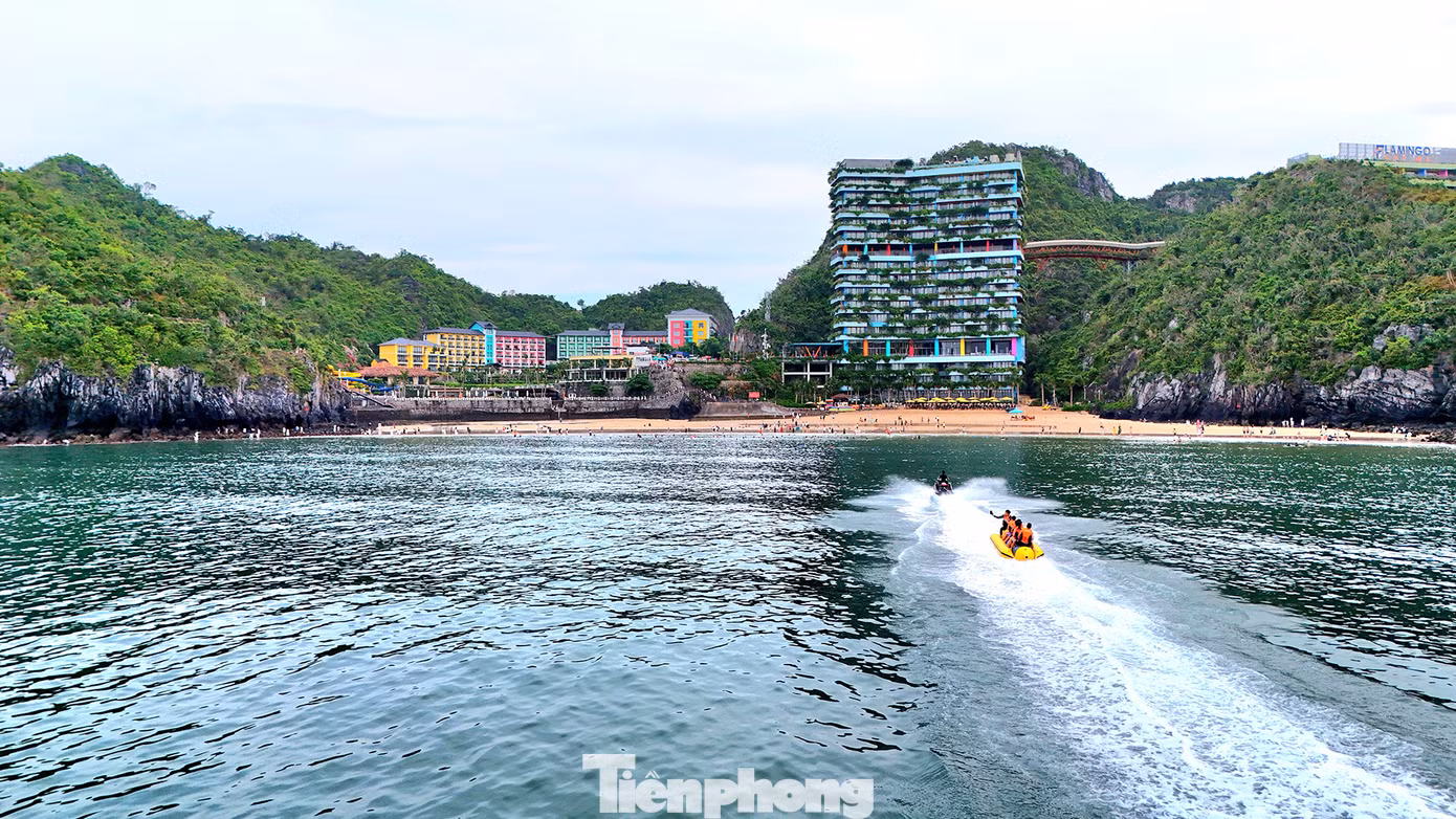 UBND huyện Cát Hải cho biết, từ đầu năm 2025 đến nay, địa phương tiếp đón hơn 151.000 lượt khách tham quan, hơn 207.500 lượt khách ngủ đêm trên vịnh thuộc Quần đảo Cát Bà. Tổng doanh thu ước đạt hơn 106,2 tỷ đồng, tăng 43% so với cùng kỳ 2024. Trong đó, 3 bãi tắm Cát Cò và vịnh Lan Hạ là những điểm du lịch ưa thích, thu hút du khách.