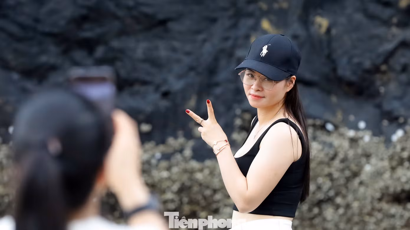 Huyền (22 tuổi, quê Nghệ An, ở Hà Nội) chia sẻ, trong chuyến du lịch em cùng nhóm bạn dậy từ 5h để trang điểm, chuẩn bị nhiều váy mang theo ra bãi tắm Cát Cò chụp ảnh. Khu vực này buổi sáng nước biển rút, để lại bãi đá rộng với nhiều góc hình rất đẹp.