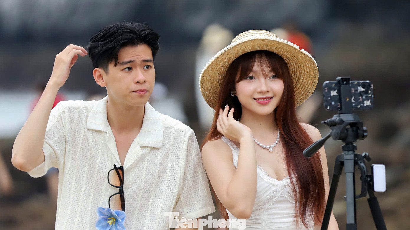 Khoảng 5h-8h, hàng trăm bạn trẻ diện váy, áo tắm đến bãi tắm Cát Cò tìm góc chụp ảnh với bình minh, bãi đá và bờ cát trắng. Nhiều bạn trẻ mang theo chân máy để vừa chụp ảnh, vừa làm video lưu lại những khoảnh khắc đón bình minh trên biển Cát Bà cùng người thân, nhóm bạn.