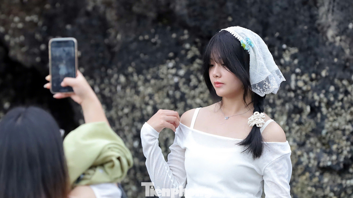 Huyền (22 tuổi, quê Nghệ An, ở Hà Nội) chia sẻ, trong chuyến du lịch em cùng nhóm bạn dậy từ 5h để trang điểm, chuẩn bị nhiều váy mang theo ra bãi tắm Cát Cò chụp ảnh. Khu vực này buổi sáng nước biển rút, để lại bãi đá rộng với nhiều góc hình rất đẹp.