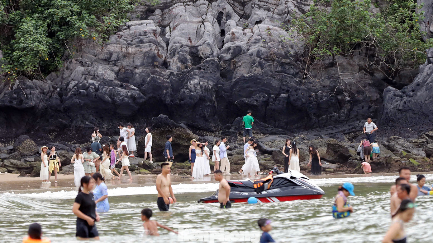 Những ngày tháng 5, quần đảo Cát Bà (Cát Hải, Hải Phòng) tiếp đón hàng vạn lượt khách đến tham quan, ngắm vịnh, tắm biển. Sáng sớm và buổi chiều mỗi ngày, hàng trăm bạn trẻ xúng xính áo váy đến bãi đá Cát Cò để tranh thủ check-in, chụp những bức hình lưu niệm.