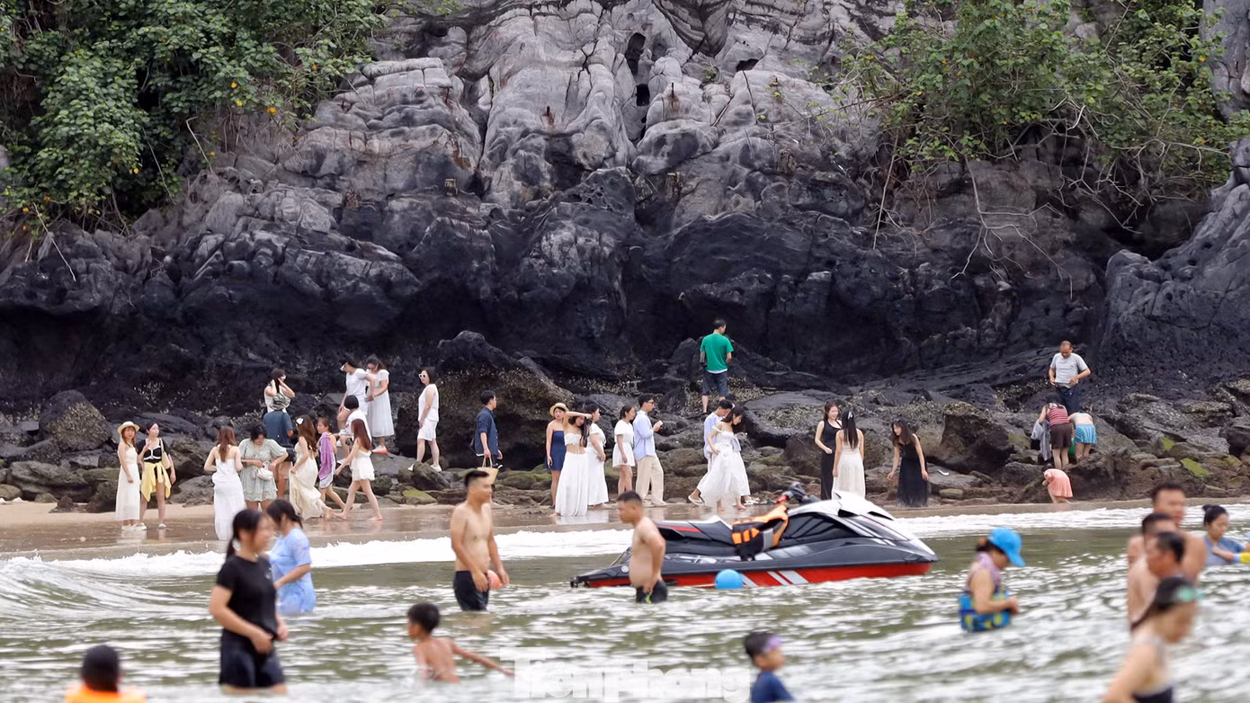 Những ngày tháng 5, quần đảo Cát Bà (Cát Hải, Hải Phòng) tiếp đón hàng vạn lượt khách đến tham quan, ngắm vịnh, tắm biển. Sáng sớm và buổi chiều mỗi ngày, hàng trăm bạn trẻ xúng xính áo váy đến bãi đá Cát Cò để tranh thủ check-in, chụp những bức hình lưu niệm.