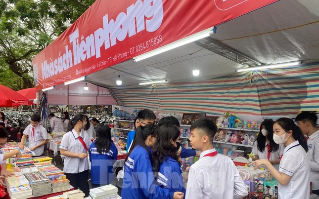 Các bạn trẻ Hải Phòng hào hứng tham gia ngày hội sách và văn hóa đọc năm 2024. Các bạn trẻ Hải Phòng hào hứng tham gia ngày hội sách và văn hóa đọc năm 2024.