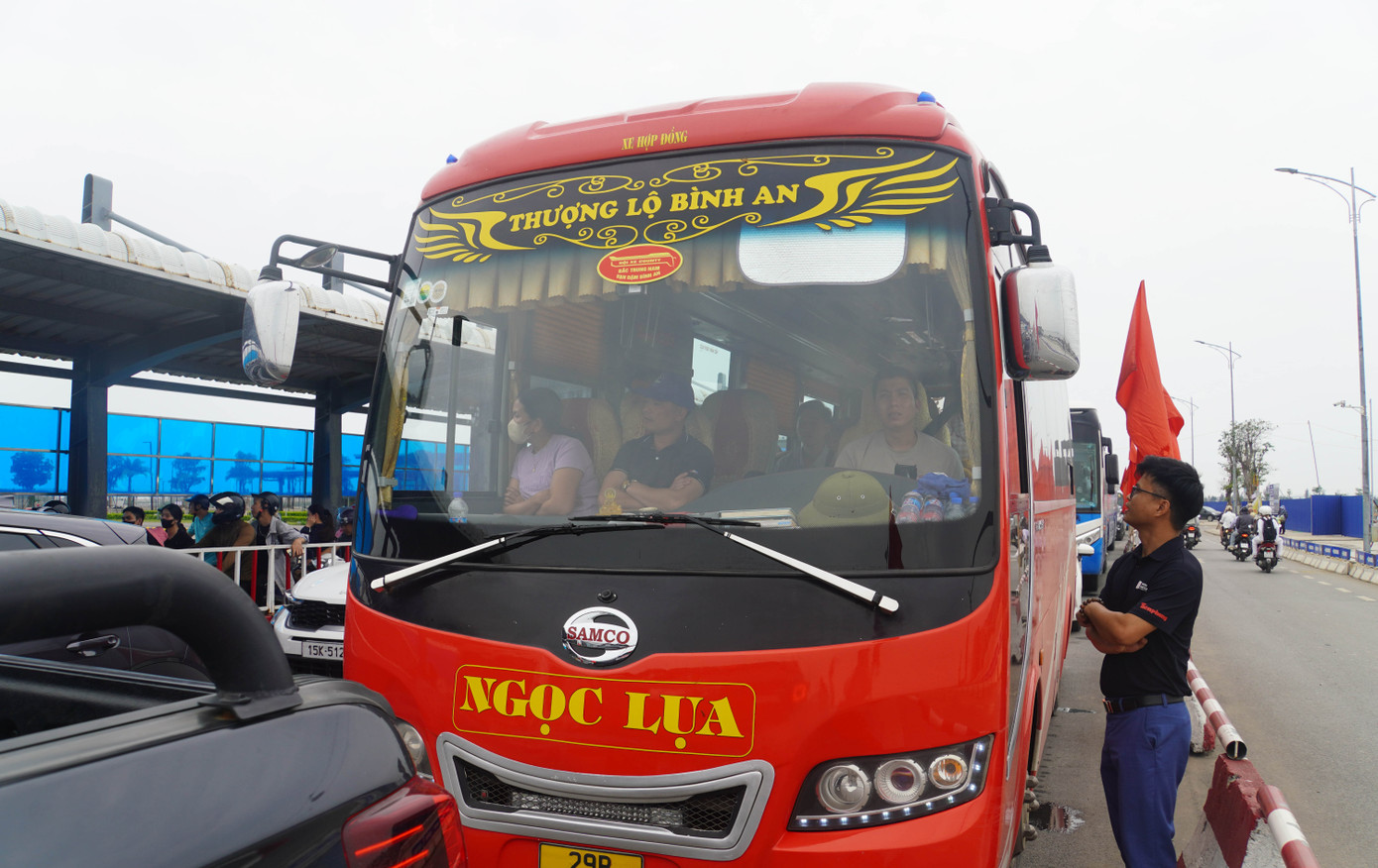 Mặc dù đường dẫn ra bến phà được mở rộng thêm làn ô tô nhưng lượng lớn phương tiện dồn về cùng thời điểm buổi sáng nên có thời điểm vẫn xảy ra tình trạng ùn ứ, tài xế phải xếp hàng dài chờ tới lượt lên phà.