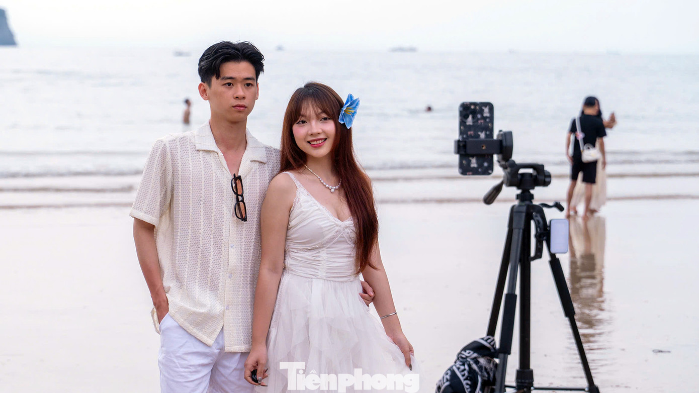 Đôi bạn trẻ mang theo chân máy để ghi lại những hình ảnh đón bình minh, quay những thước phim kỷ niệm với biển Cát Bà.