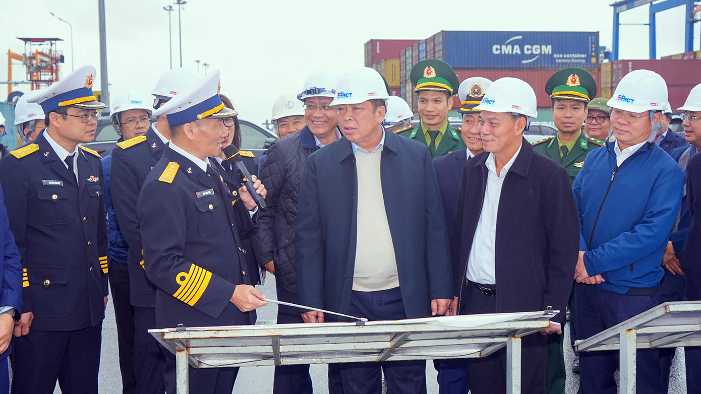 Bộ trưởng Trần Hồng Minh và lãnh đạo TP. Hải Phòng khảo sát dự án cầu Tân Vũ - Lạch Huyện 2.