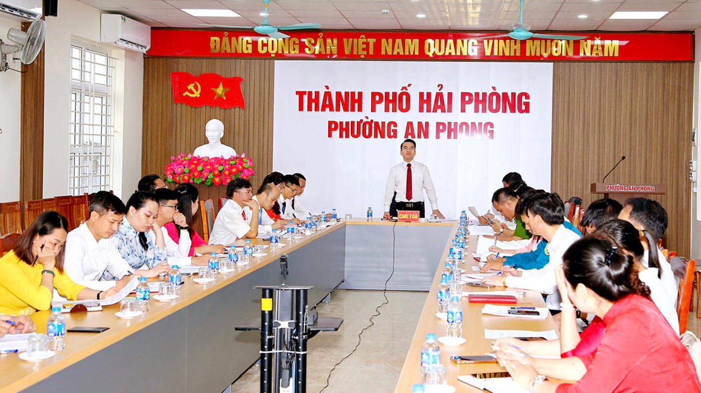 Bí thư phường An Phong và Bí thư phường Thiên Hương chủ trì hội nghị BCH Đảng bộ phường mới sau khi nhận nhiệm vụ.