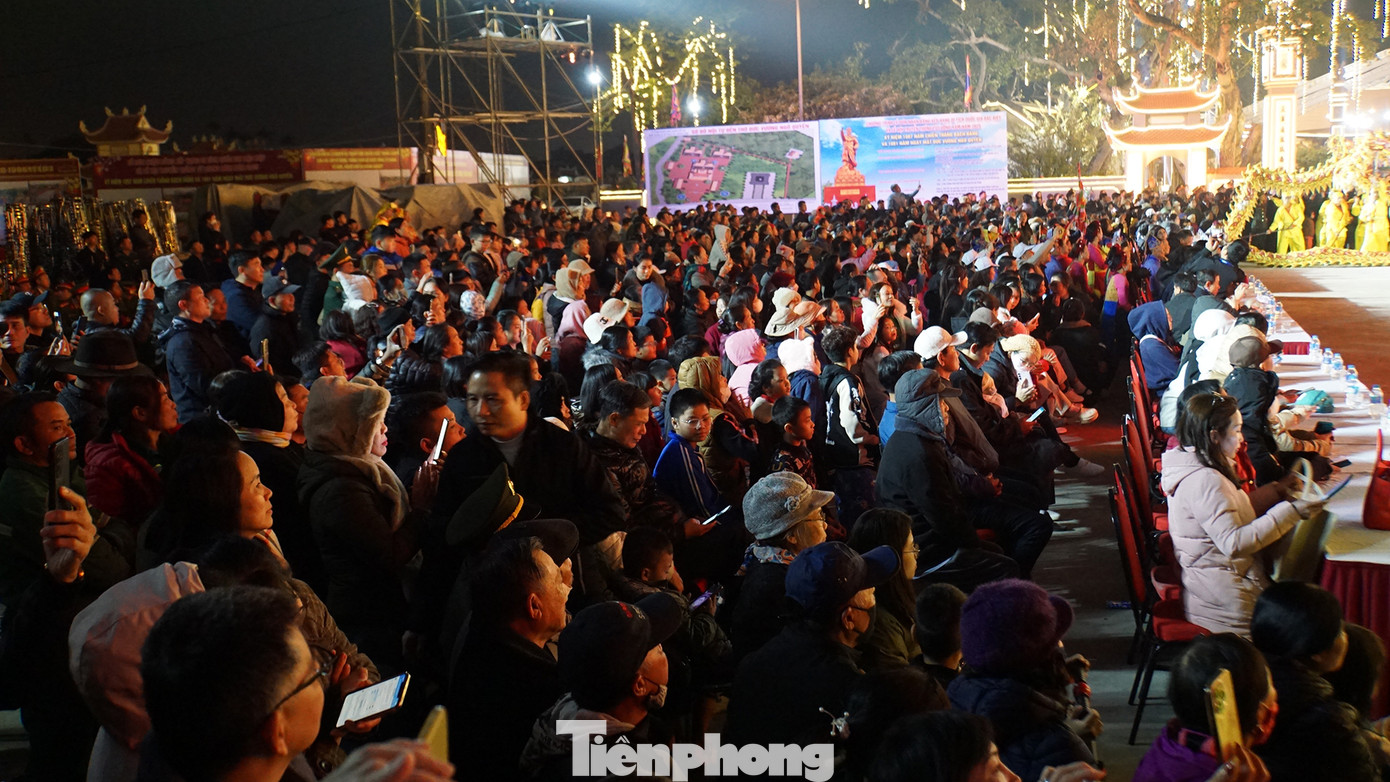 Hàng vạn người dân Hải Phòng theo dõi buổi tổng duyệt Lễ đón nhận Bằng xếp hàng di tích quốc gia đặc biệt Cụm di tích Từ Lương Xâm, dự kiến được tổ chức ngày 12/2 (15 tháng Giêng). Hàng vạn người dân Hải Phòng theo dõi buổi tổng duyệt Lễ đón nhận Bằng xếp hàng di tích quốc gia đặc biệt Cụm di tích Từ Lương Xâm, dự kiến được tổ chức ngày 12/2 (15 tháng Giêng).