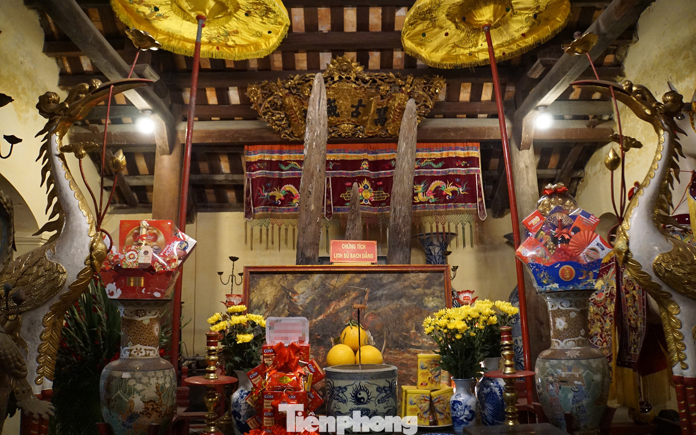 Trong Từ Lương Xâm lưu giữ 3 cọc Bạch Đằng gồm kích thước khác nhau, đầu vót nhọn, được đặt trên bục gỗ tòa giải vũ. Trong Từ Lương Xâm lưu giữ 3 cọc Bạch Đằng gồm kích thước khác nhau, đầu vót nhọn, được đặt trên bục gỗ tòa giải vũ.